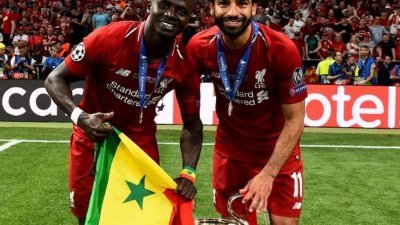 塞内加尔和埃及可能会师非洲杯决赛，意味著利物浦下赛季季初，可能要做好缺少锋线双星马内（左）和萨拉赫的准备。