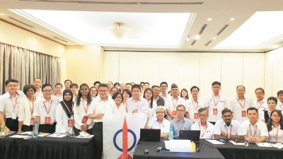 刘镇东（前排左7）及陈正春（前排左9）出席行动党市议员“地方政府财政预算案规划”培训课程，与市议员合影。