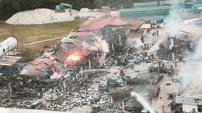 工厂被烧成一片废墟，新加坡民防部队共出动约120名消防员到场灭火。