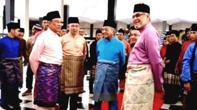 沙拉胡丁阿育（前左2）日前穿著马来传统直落布兰雅装，搭配黑色长裤和短纱笼，陪同马哈迪（右2）、安华（左）出席国家清真寺祈祷活动。