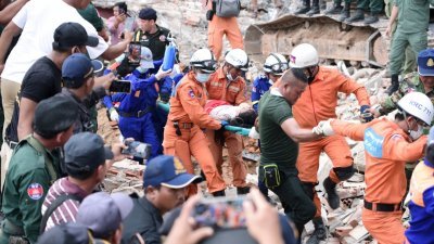 柬埔寨最大海港城市西哈努克市一栋正在施工的中资大楼，上周六清晨突然倒塌，事发时工地内许多工人正在熟睡，来不及逃生。事发后，大批救援人员赶抵现场，在倒塌废墟内搜寻及救出生还者。