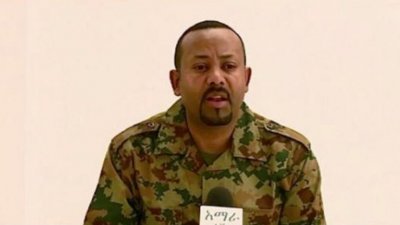 穿上军装的埃塞俄比亚首相阿比上周六在全国电视宣布，阿姆哈拉州发生流产政变。
