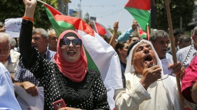 一群住在约旦河西岸拉马拉镇的巴勒斯坦人，上周六举行集会反对将在巴林举行有关中东和平方案的会议。