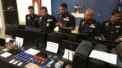 槟州刑事调查主任拿督再诺（左2起）、纳仁及槟州西南县警区主任安峇拉甘等人，于周一上午展示警方捣破印尼网络赌博集团所起获的网络赌博设备。