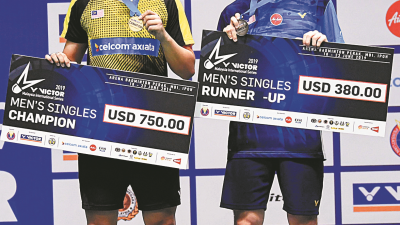大马的赛会首号种子宋俊洋（左）在大马羽球国际系列赛男单决赛，以21比13、22比20战胜队友詹俊为，赢得个人首座国际赛冠军。