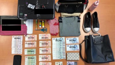 新加坡警方起获相信是被告制作伪钞的用具以及其他物品。