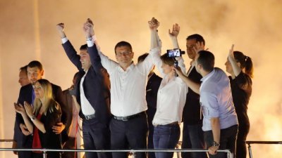 伊马姆奥卢（左5）与共和人民党成员周日晚在胜选后，于伊斯坦布尔街头接受支持者的祝贺。