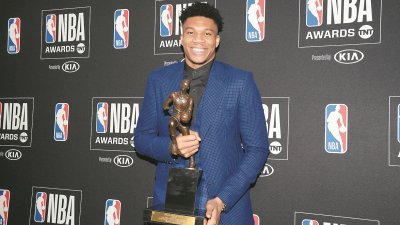 密尔瓦基公鹿核心“字母哥”阿德托昆博周一第三届NBA年度颁奖典礼上，夺得了最有份量的常规赛MVP大奖。