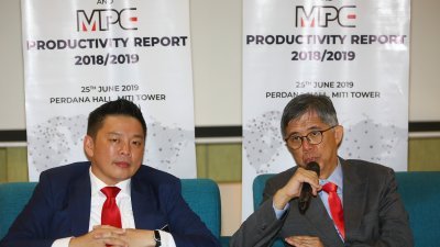 达乐雷京（左）和蔡添强出席贸工部《2018年报及2018/2019年大马生产力报告》发布会后的记者会。