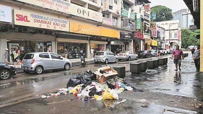 商店林立的苏丹街，下过雨的街头出现垃圾堆，非常不卫生。