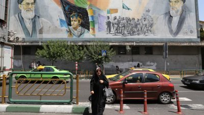 分析认为，美国新一轮针对伊朗最高精神领袖哈梅内伊的制裁无实际效用，且会添加反效果。图为伊朗德黑兰街头，画著哈梅内伊和1979年伊朗革命的政治和精神领袖霍梅尼的壁画（右）。