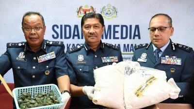 祖卡纳英（中）和吉隆坡国际机场关税局总监阿都瓦哈比（左）及关税局中区（行动）总监艾迪达祖丁（右）向记者展示当局所起获的巴西龟和冰毒。
