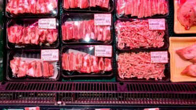 因发现一批加拿大猪肉有瘦肉精残留，还附上伪造官方兽医卫生证书，中国宣布全面暂停进口加国猪肉。图为北京一家超市售卖的加拿大猪肉。