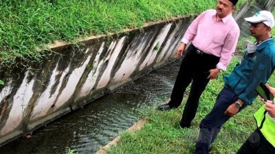 仄扎卡利亚（左起）与柔州环境局官员视察排出不明绿色液体到金金河的水沟。（百万镇州议员办公室提供）