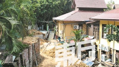 渡假村周四仍获准继续营业，惟槟岛市政厅与公共工程局将紧密监督土崩地段，若出现状况将采取必要行动。（摄影：蔡开国）