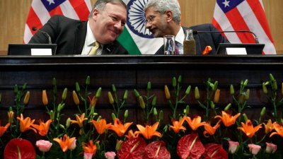 美国国务卿蓬佩奥（左）在联合记者会上，倾身聆听印度外长苏杰生。美国和印度承认彼此在重大问题上仍存有分歧，但会致力解决，达致双赢。