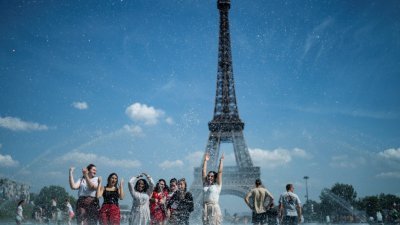 巴黎持续高温，民众浸泡在埃菲尔铁塔前的特罗卡德罗广场喷泉内降温。巴黎政府也推出多项紧急措施应对热浪，包括加装额外饮水机，让民众可随时补充水分，以免中暑。