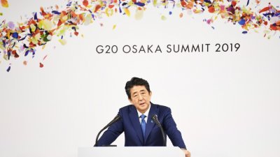 20国集团（G20）大阪峰会在通过领袖宣言后，结束为期两天的议程。主办国的日本首相安倍晋三举行记者会，说明两天讨论的成果。