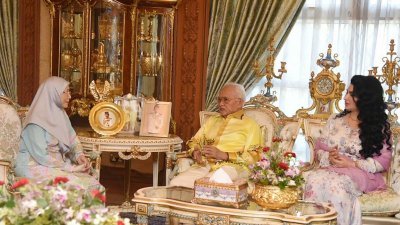 副首相旺阿兹莎（左）周六访问砂拉越，并拜会砂拉越元首泰益玛目及砂拉越元首后拉戈古迪。