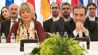 伊朗特使阿拉奇（前右）在维也纳和欧盟对外事务部秘书长施密德（前左），出席与英国、法国、德国加上中国和俄罗斯代表的会谈，为挽救核协议做最后努力。