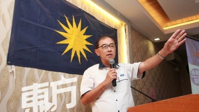 马汉顺周六晚为大山脚马华区会主持三机构代表大会时，指马华周日将针对自立合作社风波在吉隆坡召开紧急会议。（摄影：何湘云）