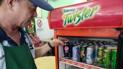 怡保区大部分茶室业者至今对批发商的批发价仍不清楚，因而目前都没有调整售价，仍以旧货价格出售含糖饮料。