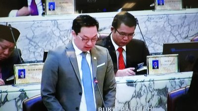 潘伟斯周一在州议会会口头问答环节，披露中资到柔州投资讯息。