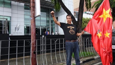 菲律宾资深记者卡博内尔周一前往中国领事馆前，焚烧、撕裂中国国旗，对中国入侵领海表达不满。