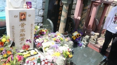 香港乐队Beyond主音黄家驹逝世26年，大批歌迷前往坟前上香拜祭。（图取自网络）