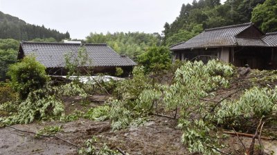 日本九州地方受到梅雨锋面影响降下大雨，严重影响鹿儿岛、熊本、宫崎及爱媛等4县。这是鹿儿岛市本城町，遭大雨引发土石流侵袭后的民宅区，现场满目疮痍。