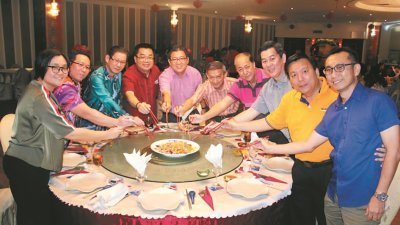 欧丽燕（左起）、林贤哲、巫春荣、苏立顺及峇县华小正副校长联谊会理事们一同捞生。