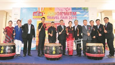 柔佛州马来西亚国际旅游展周五举行简单但不失隆重的开幕仪式。左3起为洪桂礼、刘畑镜、索拉胡丁和包一雄等人。（摄影：杨金森）