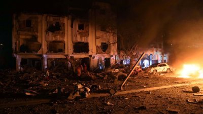 索马里“青年党”施袭者在当地时间周四，开著一辆装有炸弹的汽车，锁定首都摩加迪沙市中心的一间酒店。当爆炸发生后，火光照亮现场，到处残骸碎瓦。