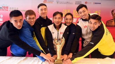 2019年亚洲羽球混合团体锦标赛抽签仪式，于周四在香港举行。抽签仪式后，部份香港球员和教练在新闻发布会上合影。