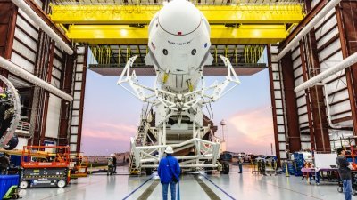美国探索技术公司的“龙”太空船，于周六升空飞往国际太空站，启动“展示-1”不载人试飞任务。图为肯尼迪太空中心发射场中的“猎鹰9”号运载火箭，此次“龙”太空船将搭载该火箭升空。