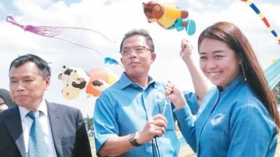 山立特（左起）、阿都拉欣和廖彩彤参观巴西古当国际风筝节时，一同放起风筝。