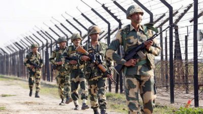 印度边境安全部队士兵，在旁遮普省阿姆利则市附近的边境地区巡逻。