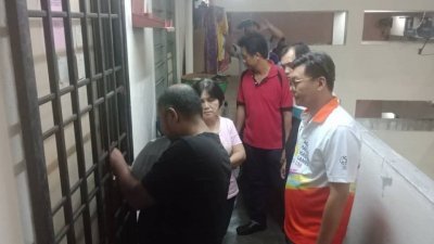 槟州房屋局周三欲采取锁屋行动，但在郑来兴（右）的协调下，已延长至3月6日。（档案照）