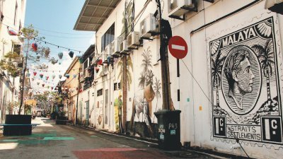 位于北海峇眼赖一个后巷的北海艺术画廊拥有美丽的艺术图腾，但是在治安方面仍需加强，别让前来一游的民众成为掠夺匪的目标。