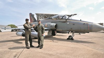阿芬迪（右）周六乘坐“Hawk 108”军机从雪州梳邦到北海空军基地。