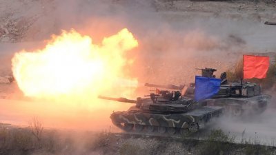 虽然美朝在越南的第2次峰会破局收场，但美国和韩国仍宣布自今年起取消两场春季大型联合军演。图为韩国坦克（蓝色）与美国坦克（红色）在2017年举行的军演中实弹射击。