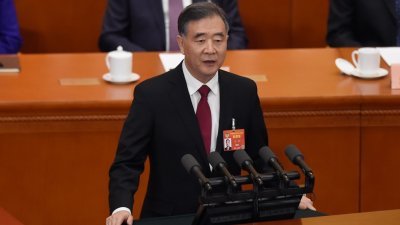 全国政协主席汪洋在北京人民大会堂，发表全国政协常委会工作报告。