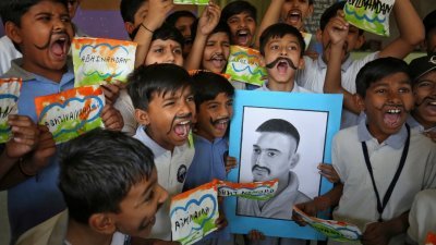 瓦尔塔曼周五晚返回印度受到英雄式欢迎。周六在印度艾哈迈达巴德一间学校内，学童们贴上八字胡须，模仿瓦尔塔曼，庆祝他平安返回国土。