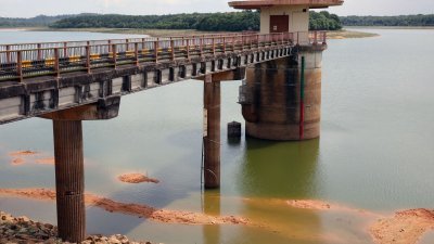 干旱天气引起水荒担忧，州议员纷纷要求州政府未雨绸缪，避免发生大规模水荒窘况。（档案照）