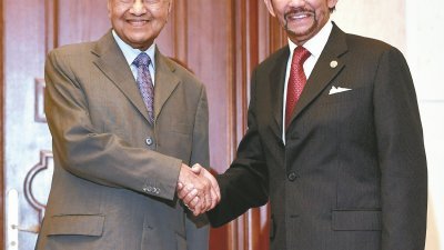 马哈迪（左）和博尔基亚（右）周二在马汶两国年度领导人 磋商会议下会面。