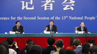 中国国家发改委主任何立峰（中）和副主任宁吉喆（右）、连维良，周三在人大记者会上回答中外记者的提问。