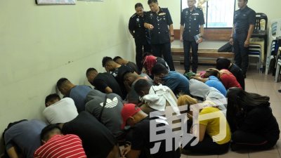22名巫裔年轻男女周三凌晨3时许，在甘密山一个公寓单位参与“毒品派对”遭警方逮捕。（摄影：蔡开国）