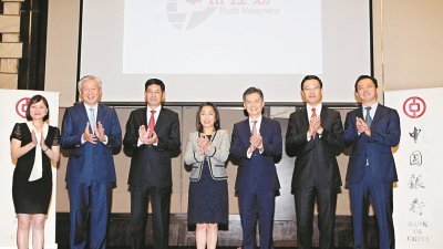 林敏仪（左起）、卢成全、张敏、龚杨恩慈、 蔡文州、孙大威及黄磊，主持“中银理财”品牌发布会开幕仪式。