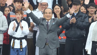 台湾前立法院长王金平（前中），周四早上于台北国际会议中心顶楼召开记者会，宣布参选2020年总统。