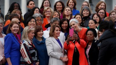 美国去年11月的中期选举，选出了131名女性议员。这是众议院议长佩洛西（前排中），在国会山庄外与一众女性参众议员合照。